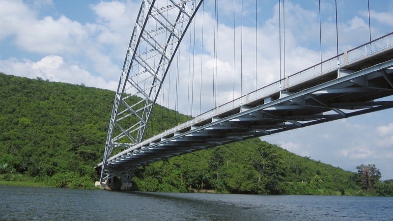 Stahlseilhängebrücke über einen Fluss