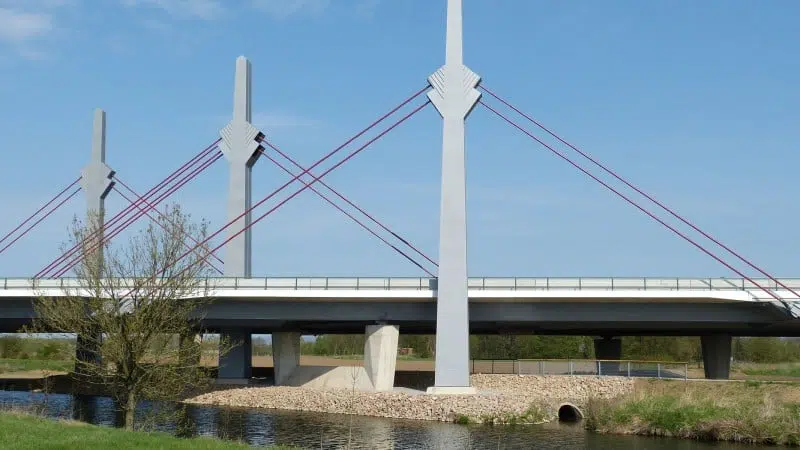 Seitenaufnahme der Autobahnbrücke bei Bad Oyenhausen