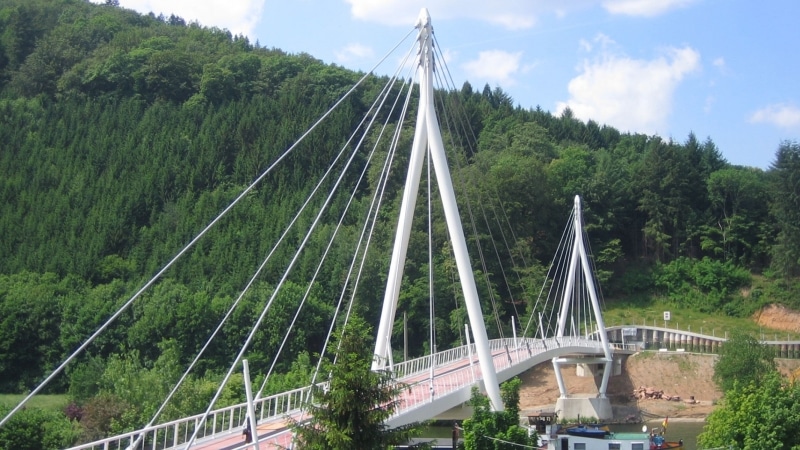 Stahlseilkonstruktion der Brücke über das Neckartal bei Zwingenberg
