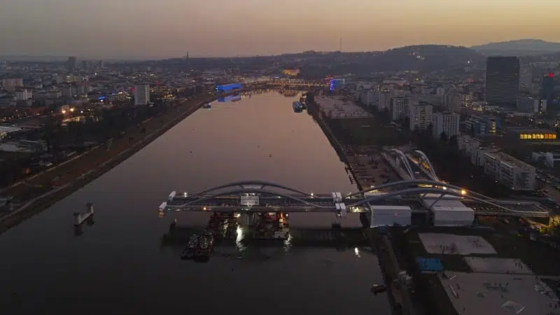 Abenddämmerung über der Neuen Donaubrücke