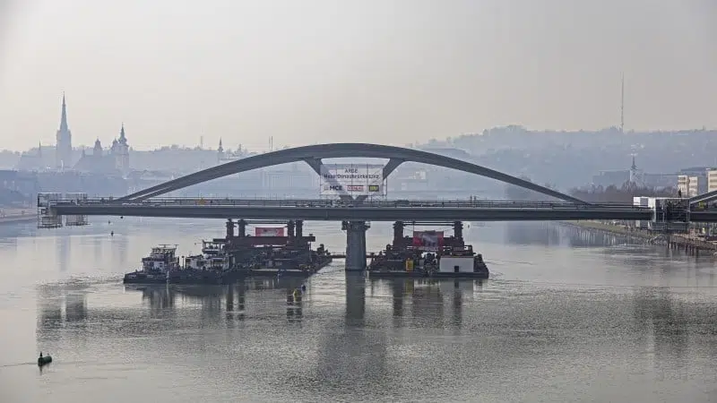Komplettansicht der neuen Donaubrücke in Linz